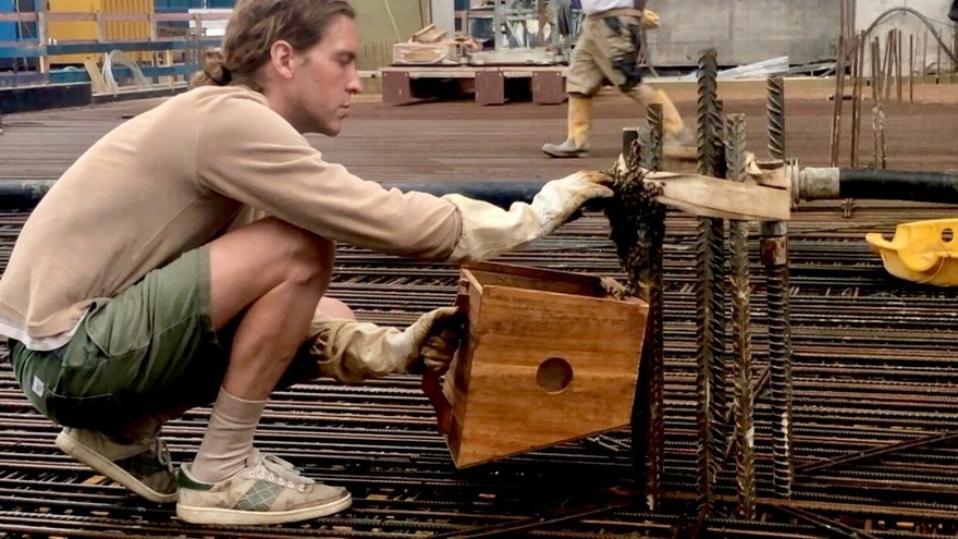 Nathan Gardner - er liebt seine Arbeit mit denen Bienen Nathan Gardner - er liebt seine Arbeit mit denen Bienen